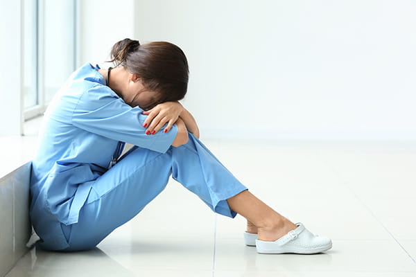 無理をする看護師