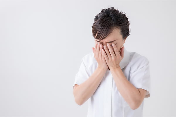 落ち込む看護師