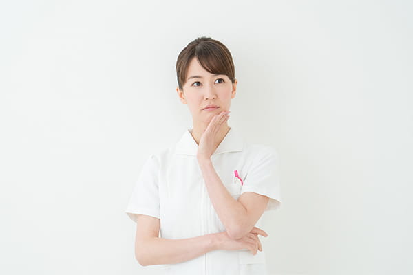 理不尽なことを振り返る看護師