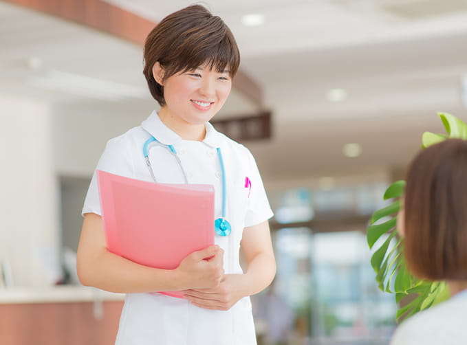 他の人のお世話をする看護師